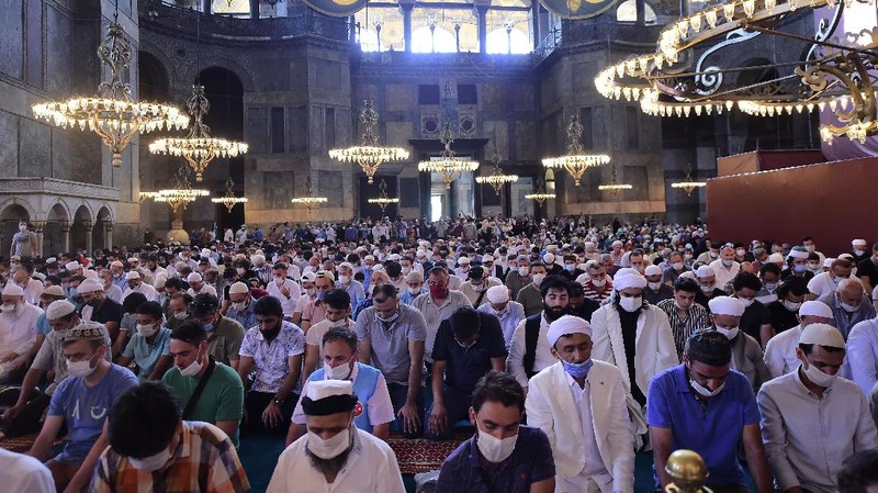 Sholat Jumat di Hagia Sophia. AP/Yasin Akgul