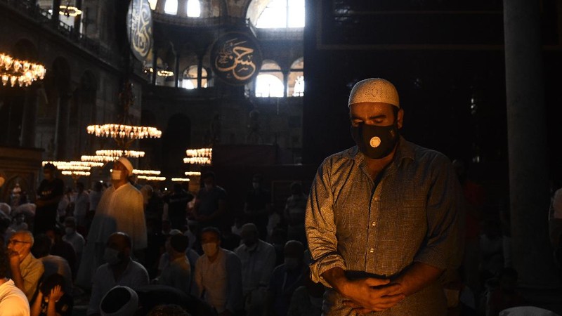 Sholat Jumat di Hagia Sophia. AP/Yasin Akgul