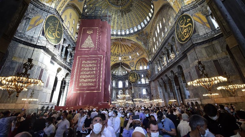 Sholat Jumat di Hagia Sophia. AP/Yasin Akgul