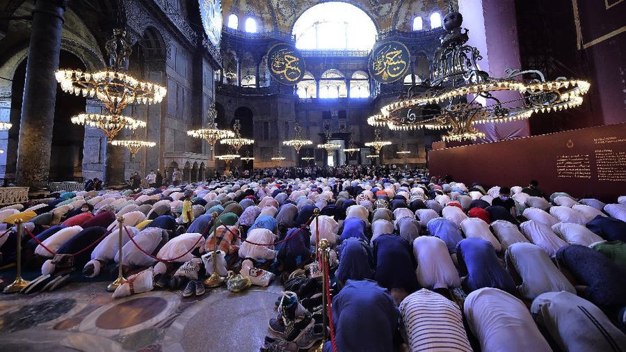 Sholat Jumat di Hagia Sophia. AP/Yasin Akgul