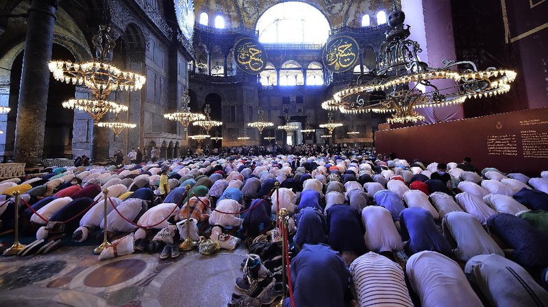Sholat Jumat di Hagia Sophia. AP/Yasin Akgul