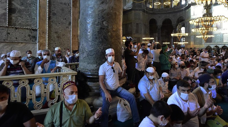 Sholat Jumat di Hagia Sophia. AP/Yasin Akgul