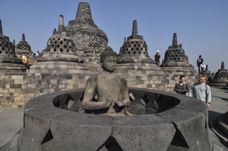 Hari Waisak di Candi Borobudur Biksu Buddha melakukan persembahyangan di Candi Borobudur saat Hari Raya Waisak di Magelang, Jawa Tengah, Minggu (29/6/2022). (Photo by AGUNG SUPRIYANTO / AFP)