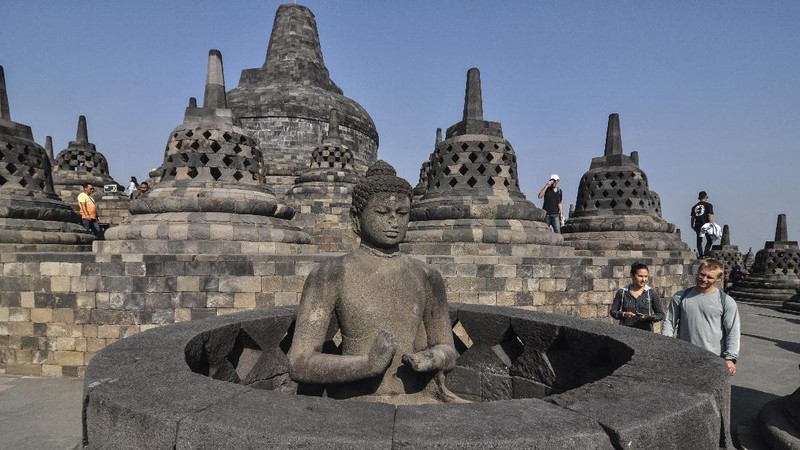 Biksu Buddha melakukan persembahyangan di Candi Borobudur saat Hari Raya Waisak di Magelang, Jawa Tengah, Minggu (29/6/2022). (Photo by AGUNG SUPRIYANTO / AFP)