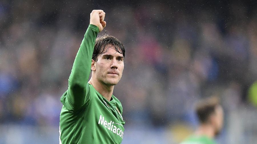 Fiorentina's German Pezzella celebrates after scoring the winning goal during the Italian Serie A soccer match between Fiorentina and Spal, at the Artemio Franchi stadium in Florence, Italy, Sunday, Jan.12, 2020. (Jennifer Lorenzini/LaPresse via AP)