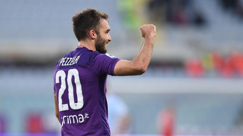 Fiorentina's German Pezzella celebrates after scoring the winning goal during the Italian Serie A soccer match between Fiorentina and Spal, at the Artemio Franchi stadium in Florence, Italy, Sunday, Jan.12, 2020. (Jennifer Lorenzini/LaPresse via AP)