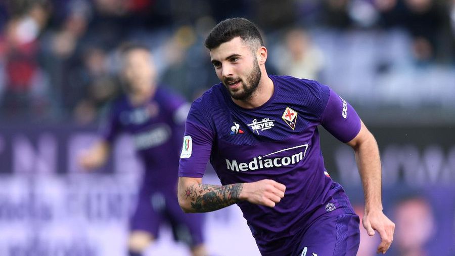Fiorentina's German Pezzella celebrates after scoring the winning goal during the Italian Serie A soccer match between Fiorentina and Spal, at the Artemio Franchi stadium in Florence, Italy, Sunday, Jan.12, 2020. (Jennifer Lorenzini/LaPresse via AP)