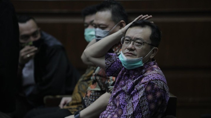 Benny Tjokosaputro atau akrab disapa Bentjok, salah satu dari 6 terdakwa di kasus PT Asuransi Jiwasraya (Persero) yang menjalani persidangan Tindak Pidana Korupsi di Pengadilan Negeri Jakarta Pusat. (CNBC Indonesia/ Tri Susilo) Benny Tjokosaputro atau akrab disapa Bentjok, salah satu dari 6 terdakwa di kasus PT Asuransi Jiwasraya (Persero) yang menjalani persidangan Tindak Pidana Korupsi di Pengadilan Negeri Jakarta Pusat. (CNBC Indonesia/ Tri Susilo)