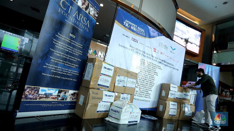 Dompet Amal TRANSMEDIA bersama CT ARSA Foundation Salurkan Donasi Tahap ke-8 untuk Penanganan Covid-19. (CNBC Indonesia/ Andrean Kristianto)