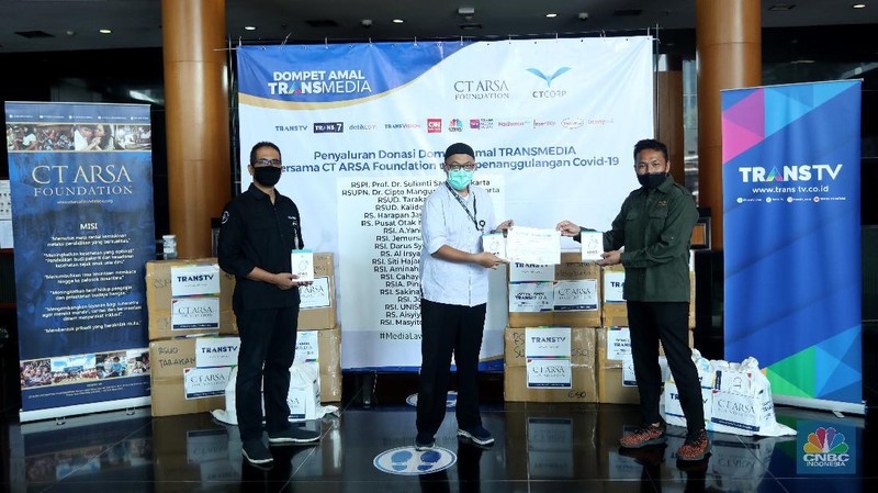 Dompet Amal TRANSMEDIA bersama CT ARSA Foundation Salurkan Donasi Tahap ke-8 untuk Penanganan Covid-19. (CNBC Indonesia/ Andrean Kristianto)