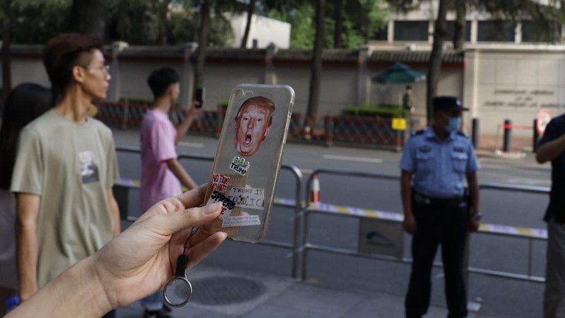 Workers prepare to cover up the areas where the signage used to show the location as United States Consulate in Chengdu in southwest China's Sichuan province on Monday, July 27, 2020. Chinese authorities took control of the former U.S. consulate in the southwestern Chinese city of Chengdu on Monday after it was ordered closed in retaliation for a U.S. order to vacate the Chinese Consulate in Houston. (AP Photo/Ng Han Guan)