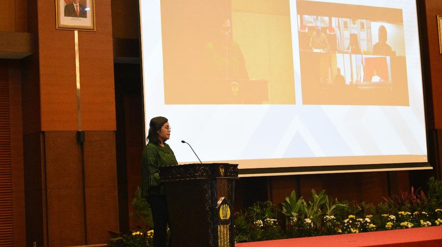 Menteri Keuangan saat hadir dalam enandatanganan perjanjian kerja sama antara Pemprov DKI Jakarta dan Pemprov Jawa barat dengan PT SMI (Persero) tentang Pinjaman Pemulihan Ekonomi Nasional via Youtube Kemenkeu RI. (Dok. Kemenkeu/ Firman)