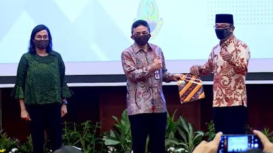 Penandatanganan perjanjian kerja sama antara Pemprov DKI Jakarta dan Pemprov Jawa barat dengan PT SMI (Persero) tentang Pinjaman Pemulihan Ekonomi Nasional via Youtube Kemenkeu RI. (Dok. Kemenkeu)