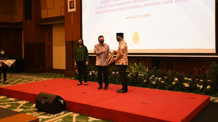 Penandatanganan perjanjian kerja sama antara Pemprov DKI Jakarta dan Pemprov Jawa barat dengan PT SMI (Persero) tentang Pinjaman Pemulihan Ekonomi Nasional via Youtube Kemenkeu RI. (Dok. Kemenkeu)