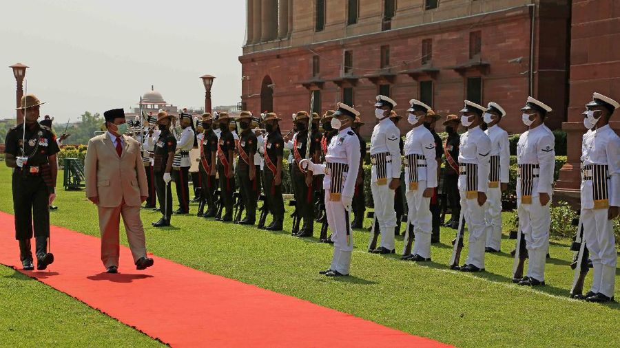 Pertemuan Menteri Pertahanan Indonesia Prabowo Subianto dengan Menteri Pertahanan India Rajnath Singh. (Dok. Twitter @SpokespersonMoD)