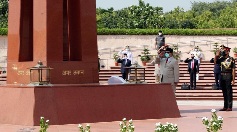 Pertemuan Menteri Pertahanan Indonesia Prabowo Subianto dengan Menteri Pertahanan India Rajnath Singh. (Dok. Twitter @SpokespersonMoD)