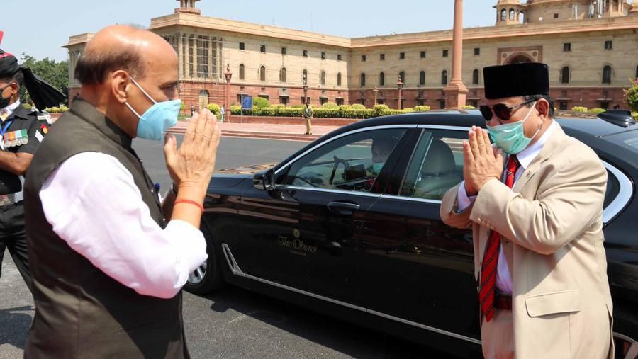 Pertemuan Menteri Pertahanan Indonesia Prabowo Subianto dengan Menteri Pertahanan India Rajnath Singh. (Dok. Twitter @SpokespersonMoD)