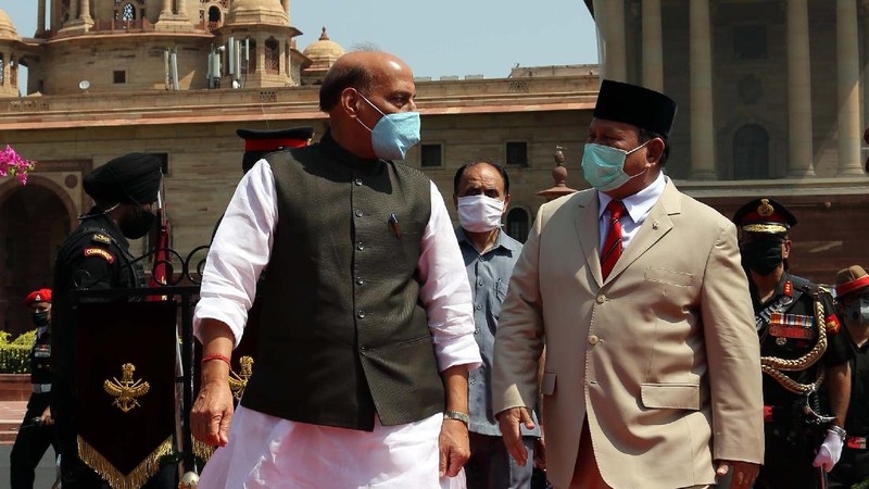 Pertemuan Menteri Pertahanan Indonesia Prabowo Subianto dengan Menteri Pertahanan India Rajnath Singh. (Dok. Twitter @SpokespersonMoD)
