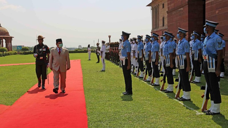 Pertemuan Menteri Pertahanan Indonesia Prabowo Subianto dengan Menteri Pertahanan India Rajnath Singh. (Dok. Twitter @SpokespersonMoD)