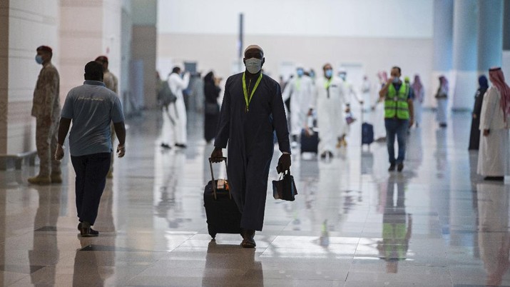 Pilgrims arrive to King Abdulaziz Airport for the Hajj pilgrimage to Mecca, in Jeddah, Saudi Arabia, Saturday, July 25, 2020. (Saudi Ministry of Media via AP)