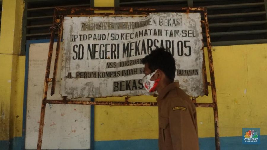 Pegawai mengamati bagian atap bangunan SDN Mekarsari 05 yang rusak di Tambun, Kabupaten Bekasi, Jawa Barat, Senin (27/7/2020). Menurut pihak sekolah, terdapat dua ruang kelas dan satu ruang guru yang kondisinya rusak dan tidak dapat digunakan lagi sejak tujuh bulan yang lalu. Bangunan ini rusak karena kondisi yang sudah tua. Menurut penjaga sekolah ini dibangun sejak 1984. Kondisi ruangan dalam kondisi rusak, rata-rata kerusakan pada bagian plafon yang sudah bolong-bolong.
(CNBC Indonesia/ Muhammad Sabki)