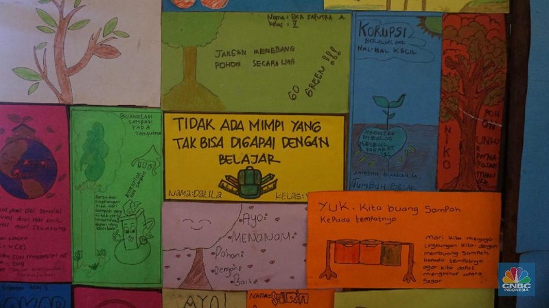 Pegawai mengamati bagian atap bangunan SDN Mekarsari 05 yang rusak di Tambun, Kabupaten Bekasi, Jawa Barat, Senin (27/7/2020). Menurut pihak sekolah, terdapat dua ruang kelas dan satu ruang guru yang kondisinya rusak dan tidak dapat digunakan lagi sejak tujuh bulan yang lalu. Bangunan ini rusak karena kondisi yang sudah tua. Menurut penjaga sekolah ini dibangun sejak 1984.  Kondisi ruangan dalam kondisi rusak, rata-rata kerusakan pada bagian plafon yang sudah bolong-bolong. 
 (CNBC Indonesia/ Muhammad Sabki)