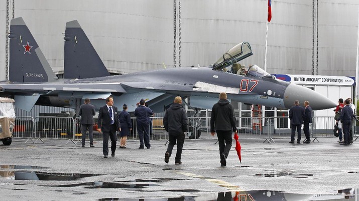 Sukhoi Su-35 France Air Show Visitors look at a Sukhoi SU-35 made by United Aircraft Corporation, displayed at the 50th Paris Air Show at Le Bourget airport, north of Paris, Thursday June 20, 2013. (AP Photo/Remy de la Mauviniere)