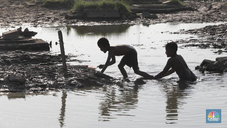 Sejumlah warga mencari ikan di (TPU) Semper, Semper Timur, Cilincing, Jakarta Utara, Senin (27/7/20). Sisa genangan air tersebut masih merendam sebagian makam. (CNBC Indonesia/Tri Susilo) 

Genangan air setinggi 10 hingga 30 centimeter yang merendam Tempat Pemakaman Umum (TPU) Semper, bak seperti danau. Kondisi pemakaman yang sering terkena banjir itu pun disulap warga menjadi tempat mencari ikan.

Syaiful Bahri (36), petugas makam sejak 1991 itu menyampaikan, banyak warga yang datang TPU Semper untuk mencari ikan ketika makam tersebut digenangi air. Syaiful juga menyampaikan, beragam jenis ikan seperti lele, mujair dan gabus sering didapat warga kala memancing di pemakamaan tersebut.

