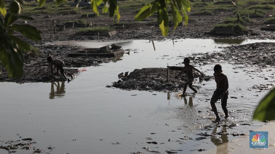 Sejumlah warga mencari ikan di (TPU) Semper, Semper Timur, Cilincing, Jakarta Utara, Senin (27/7/20). Sisa genangan air tersebut masih merendam sebagian makam. (CNBC Indonesia/Tri Susilo) 

Genangan air setinggi 10 hingga 30 centimeter yang merendam Tempat Pemakaman Umum (TPU) Semper, bak seperti danau. Kondisi pemakaman yang sering terkena banjir itu pun disulap warga menjadi tempat mencari ikan.

Syaiful Bahri (36), petugas makam sejak 1991 itu menyampaikan, banyak warga yang datang TPU Semper untuk mencari ikan ketika makam tersebut digenangi air. Syaiful juga menyampaikan, beragam jenis ikan seperti lele, mujair dan gabus sering didapat warga kala memancing di pemakamaan tersebut.

