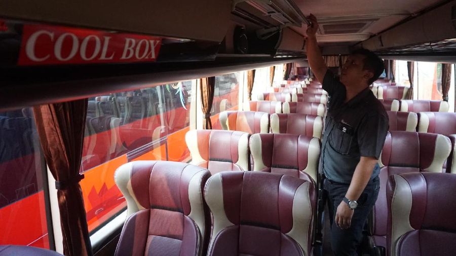 Petugas merapihkan deretan bus di Pool Bus Pariwisata Kawasan Tanjung Barat, Jakarta Selatan, Selasa (28/7/2020). Masih diberlakukannya Pembatasan Sosial Bersekala Besar (PSBB) dan penutupan tempat rekreasi akibat Covid-19, berimbas pada jasa transportasi pariwisata. 

Penutupan obyek wisata dan imbauan untuk tidak ke tempat keramaian demi mencegah penyebaran corona (covid-19) membuat Perusahaan Otobus (PO) pariwisata mengandangkan armadanya. Padahal, momen sebelum datangnya Ramadhan merupakan waktunya para pemilik perusahaan otobus panen rezeki.
PO terpaksa mengandangkan armadanya karena berbagai acara keluar kota dibatalkan. Permasalahan tak berhenti di situ saja, bayang-bayang setoran cicilan ke perusahaan leasing juga menghantui para pemilik PO ini. 

Fajar, Head Marketing bus Manhattan, pada CNBC Indonesia, menjelaskan para usaha bus sejak pandemi ini terpuruk. Apalagi, menurut Fajar, pesanan bus biasanya sudah ramai lagi pada H-7 Lebaran kemarin.

Dengan kondisi seperti ini, banyak bus yang dikandangkan, akibatnya membuat pemasukan tidak ada.

