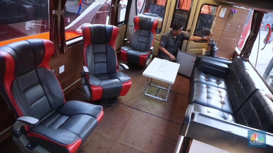 Petugas merapihkan deretan bus di Pool Bus Pariwisata Kawasan Tanjung Barat, Jakarta Selatan, Selasa (28/7/2020). Masih diberlakukannya Pembatasan Sosial Bersekala Besar (PSBB) dan penutupan tempat rekreasi akibat Covid-19, berimbas pada jasa transportasi pariwisata. 

Penutupan obyek wisata dan imbauan untuk tidak ke tempat keramaian demi mencegah penyebaran corona (covid-19) membuat Perusahaan Otobus (PO) pariwisata mengandangkan armadanya. Padahal, momen sebelum datangnya Ramadhan merupakan waktunya para pemilik perusahaan otobus panen rezeki.
PO terpaksa mengandangkan armadanya karena berbagai acara keluar kota dibatalkan. Permasalahan tak berhenti di situ saja, bayang-bayang setoran cicilan ke perusahaan leasing juga menghantui para pemilik PO ini. 

Fajar, Head Marketing bus Manhattan, pada CNBC Indonesia, menjelaskan para usaha bus sejak pandemi ini terpuruk. Apalagi, menurut Fajar, pesanan bus biasanya sudah ramai lagi pada H-7 Lebaran kemarin.

Dengan kondisi seperti ini, banyak bus yang dikandangkan, akibatnya membuat pemasukan tidak ada.

