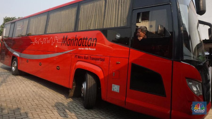 Petugas merapihkan deretan bus di Pool Bus Pariwisata Kawasan Tanjung Barat, Jakarta Selatan, Selasa (28/7/2020). Masih diberlakukannya Pembatasan Sosial Bersekala Besar (PSBB) dan penutupan tempat rekreasi akibat Covid-19, berimbas pada jasa transportasi pariwisata. 

Penutupan obyek wisata dan imbauan untuk tidak ke tempat keramaian demi mencegah penyebaran corona (covid-19) membuat Perusahaan Otobus (PO) pariwisata mengandangkan armadanya. Padahal, momen sebelum datangnya Ramadhan merupakan waktunya para pemilik perusahaan otobus panen rezeki.
PO terpaksa mengandangkan armadanya karena berbagai acara keluar kota dibatalkan. Permasalahan tak berhenti di situ saja, bayang-bayang setoran cicilan ke perusahaan leasing juga menghantui para pemilik PO ini. 

Fajar, Head Marketing bus Manhattan, pada CNBC Indonesia, menjelaskan para usaha bus sejak pandemi ini terpuruk. Apalagi, menurut Fajar, pesanan bus biasanya sudah ramai lagi pada H-7 Lebaran kemarin.

Dengan kondisi seperti ini, banyak bus yang dikandangkan, akibatnya membuat pemasukan tidak ada.

