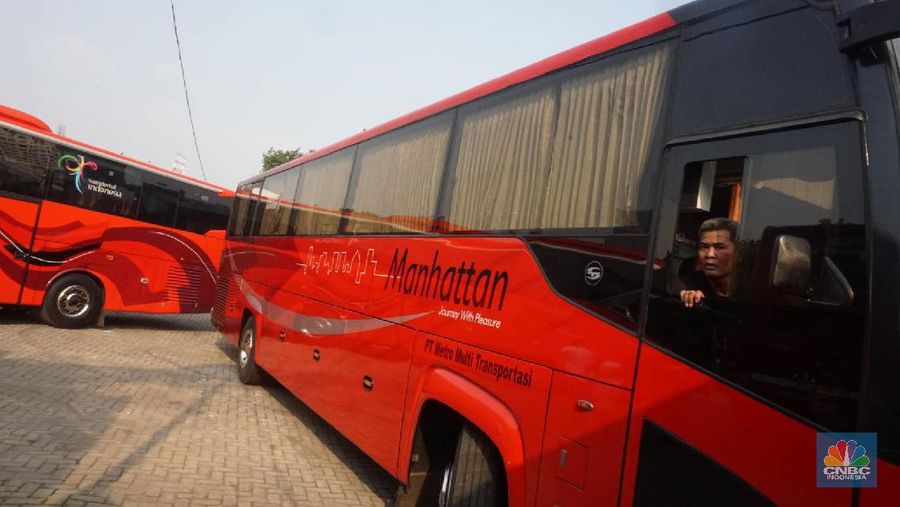 Petugas merapihkan deretan bus di Pool Bus Pariwisata Kawasan Tanjung Barat, Jakarta Selatan, Selasa (28/7/2020). Masih diberlakukannya Pembatasan Sosial Bersekala Besar (PSBB) dan penutupan tempat rekreasi akibat Covid-19, berimbas pada jasa transportasi pariwisata. 

Penutupan obyek wisata dan imbauan untuk tidak ke tempat keramaian demi mencegah penyebaran corona (covid-19) membuat Perusahaan Otobus (PO) pariwisata mengandangkan armadanya. Padahal, momen sebelum datangnya Ramadhan merupakan waktunya para pemilik perusahaan otobus panen rezeki.
PO terpaksa mengandangkan armadanya karena berbagai acara keluar kota dibatalkan. Permasalahan tak berhenti di situ saja, bayang-bayang setoran cicilan ke perusahaan leasing juga menghantui para pemilik PO ini. 

Fajar, Head Marketing bus Manhattan, pada CNBC Indonesia, menjelaskan para usaha bus sejak pandemi ini terpuruk. Apalagi, menurut Fajar, pesanan bus biasanya sudah ramai lagi pada H-7 Lebaran kemarin.

Dengan kondisi seperti ini, banyak bus yang dikandangkan, akibatnya membuat pemasukan tidak ada.

