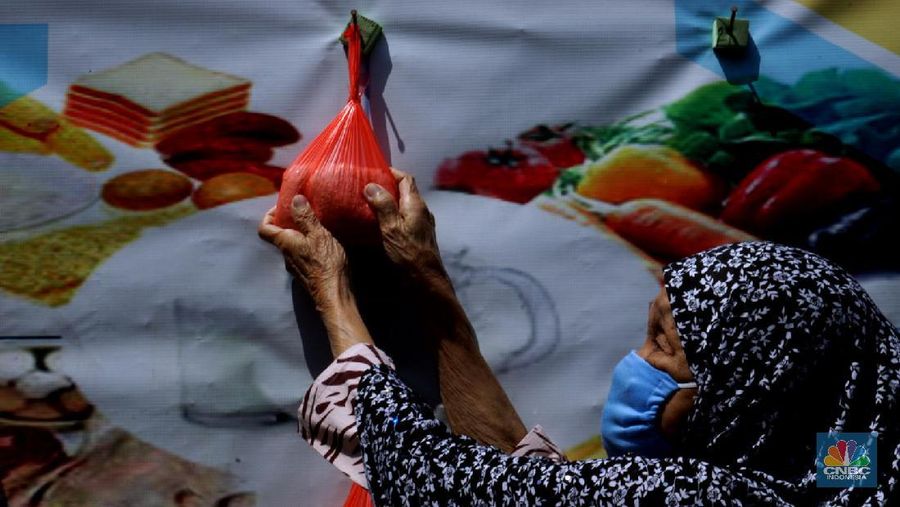 Warga mengenakan masker di Kawasan Kampung Rawa Pasung RW 022, Kelurahan Kota Baru, Kecamatan Bekasi Barat, Kota Bekasi, Jawa Barat, Selasa (28/7/2020).

Lokasi yang berbatasan dengan Jakarta Timur ini , kampung rawa pasung bekasi ini dikenal sebagai wilayah zona hijau sejak awal pandemi Maret lalu.

Beragam mural berisi pesan kepatuhan terhadap protokol kesehatan menghiasi gang sempit di kawasan hunian padat tersebut.

Warga sukarela memberikan paket sembako gratis bagi warga lain yang membutuhkan dan menyediakan ruang isolasi mandiri untuk yang terkena Covid-19.

Pak Soleh selaku ketua RW mengklaim bahwa kampung tersebut 0 positif Corona dan masuk zona hijau. 