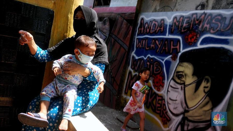 Warga mengenakan masker di Kawasan Kampung Rawa Pasung RW 022, Kelurahan Kota Baru, Kecamatan Bekasi Barat, Kota Bekasi, Jawa Barat, Selasa (28/7/2020).

Lokasi yang berbatasan dengan Jakarta Timur ini , kampung rawa pasung bekasi ini dikenal sebagai wilayah zona hijau sejak awal pandemi Maret lalu.

Beragam mural berisi pesan kepatuhan terhadap protokol kesehatan menghiasi gang sempit di kawasan hunian padat tersebut.

Warga sukarela memberikan paket sembako gratis bagi warga lain yang membutuhkan dan menyediakan ruang isolasi mandiri untuk yang terkena Covid-19.

Pak Soleh selaku ketua RW mengklaim bahwa kampung tersebut 0 positif Corona dan masuk zona hijau. 