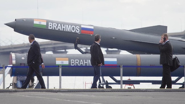 Indonesia Bakal Beli Rudal Supersonik BrahMos India