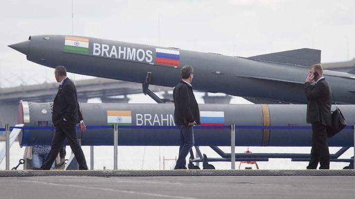 Misil BrahMos Visitors walk past an Indian Brahmos anti-ship missile at the International Maritime Defence show in St.Petersburg, Russia, Thursday, July 11, 2019. (AP Photo/Dmitri Lovetsky)