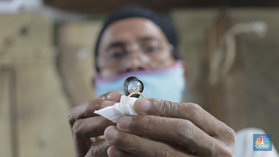 Karyawan gerai emas  memperbaiki perhiasan warna emas (chrome) berupa cincin di Cikini Gold Center, Jakarta Pusat, Selasa (28/7/20). harga emas Antam juga berhasil naik Rp 25.000 menjadi Rp 964.120/gram untuk emas kepingan 100 gram yang lumrah dijadikan acuan. Sedangkan untuk kepingan 1 gram berada di Rp 1.022.000/gram berhasil menembus level 1 juta per gram. (CNBC Indonesia/Tri Susilo)