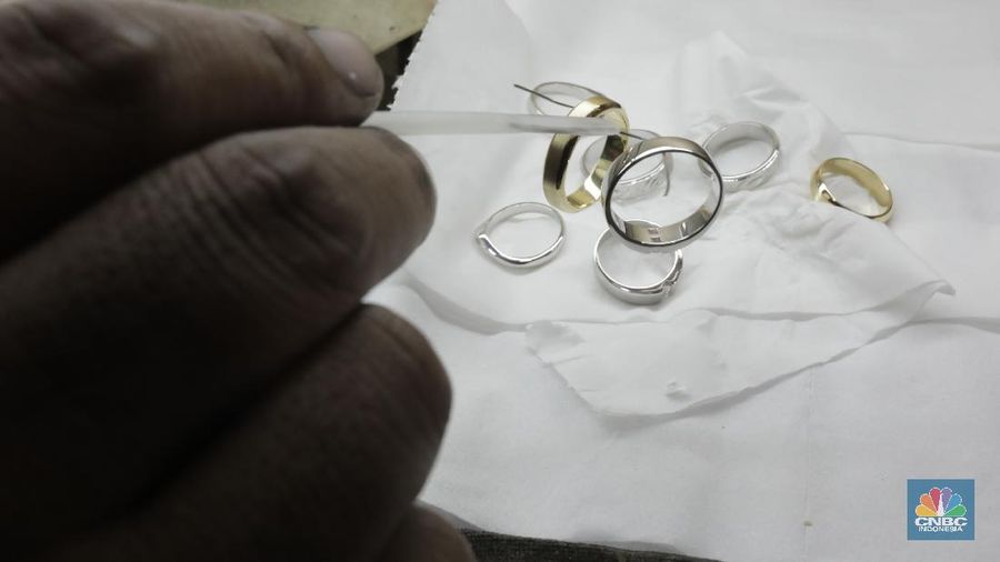 Karyawan gerai emas  memperbaiki perhiasan warna emas (chrome) berupa cincin di Cikini Gold Center, Jakarta Pusat, Selasa (28/7/20). harga emas Antam juga berhasil naik Rp 25.000 menjadi Rp 964.120/gram untuk emas kepingan 100 gram yang lumrah dijadikan acuan. Sedangkan untuk kepingan 1 gram berada di Rp 1.022.000/gram berhasil menembus level 1 juta per gram. (CNBC Indonesia/Tri Susilo)