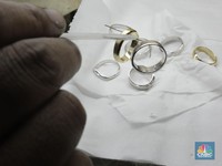 Banyak Orang Tunda Menikah, Tak Mampu Beli Cincin Emas