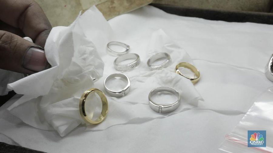 Karyawan gerai emas  memperbaiki perhiasan warna emas (chrome) berupa cincin di Cikini Gold Center, Jakarta Pusat, Selasa (28/7/20). harga emas Antam juga berhasil naik Rp 25.000 menjadi Rp 964.120/gram untuk emas kepingan 100 gram yang lumrah dijadikan acuan. Sedangkan untuk kepingan 1 gram berada di Rp 1.022.000/gram berhasil menembus level 1 juta per gram. (CNBC Indonesia/Tri Susilo)