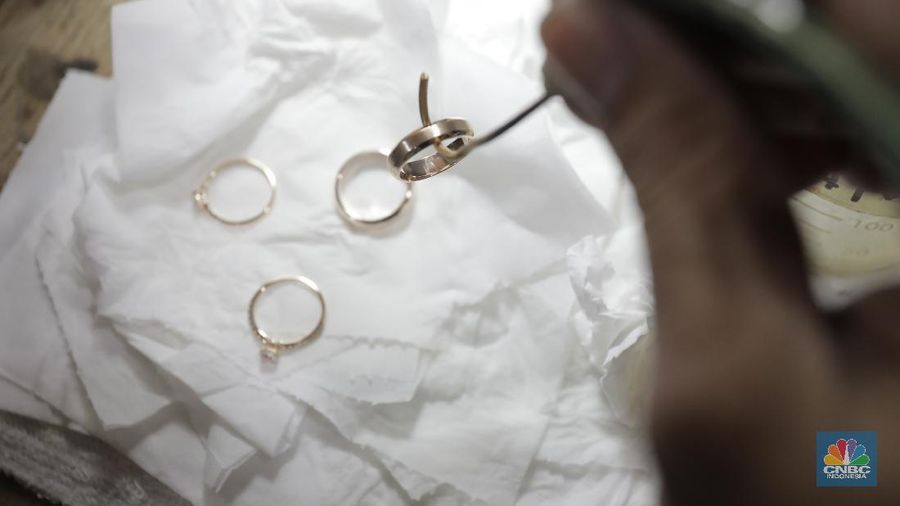 Karyawan gerai emas  memperbaiki perhiasan warna emas (chrome) berupa cincin di Cikini Gold Center, Jakarta Pusat, Selasa (28/7/20). harga emas Antam juga berhasil naik Rp 25.000 menjadi Rp 964.120/gram untuk emas kepingan 100 gram yang lumrah dijadikan acuan. Sedangkan untuk kepingan 1 gram berada di Rp 1.022.000/gram berhasil menembus level 1 juta per gram. (CNBC Indonesia/Tri Susilo)
