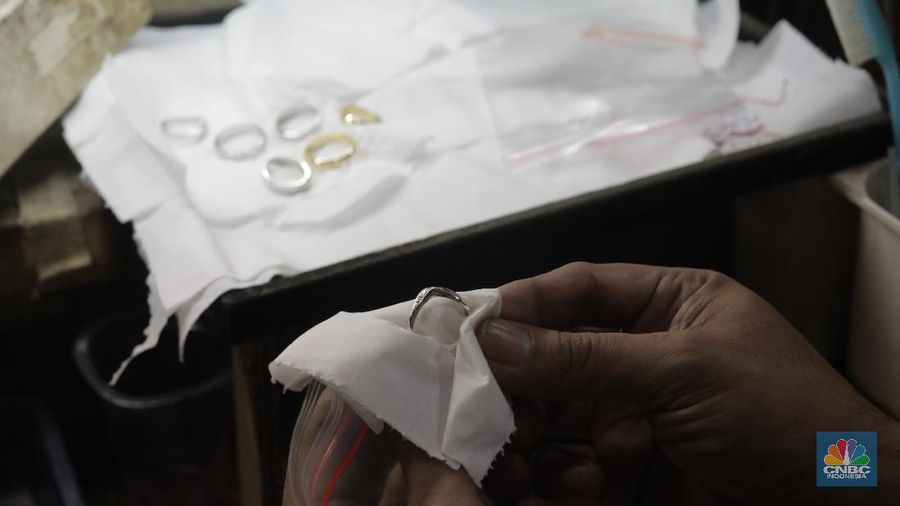 Pengrajin Perhiasan Emas (CNBC Indonesia/Tri Susilo)
