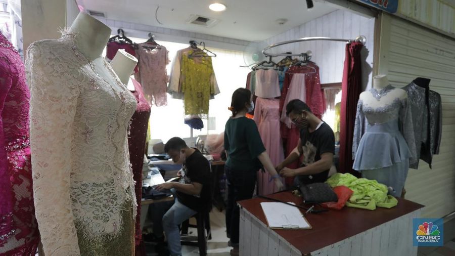 Luasnya Penyebaran Virus corona di Indonesia Termasuk Kota Jakarta sangat berpengaruh terhadap omzet pendapatan para tukang jahit gaun pengantin di Mayestik, Kebayoran Baru, Jakarta Selatan, Selasa (28/7/20). (CNBC Indonesia/Tri Susilo)

Bukan tanpa alasan, sepinya pelanggan akibat aturan Pemerintah dengan merumahkan hampir seluruh ASN, kebijakan yang wewajibkan setiap warga harus tetap berdiam diri dirumah jika tidak ada keperluan penting di luar rumah.    

Serta rasa takut warga beraktivitas di luar rumah menjadi faktor omzet penjahit di Mayestik terus menurun.

Aris salah satu penjahit di Mayestik mengatakan, hampir 4 bulan terakhir ini omzet pendapatannya menurun drastis akibat adanya pandemi COVID-19 yang melanda seluruh dunia bahkan di Kota Jakarta sendiri.

Menurutnya, turunnya pendapatan para tukang jahit lantaran sepinya pelanggan yang datang akibat adanya pandemi ini.    

Aris mengatakan kebanyakan pelanggan yang dimiliki biasanya datang kalangan anak muda atau yang ungin menikah dengan mendesain baju pengantin yang di minginkan konsumen.

Namun dengan adanya peraturan pemerintah yang merumahkan hampir seluruh ASN dan kebijakan bagi warga untuk berdiam di rumah masing-masing secara langsung berdampak pada omzet penjualnnya.  

Aris mengaku, jika hari biasanya sebelum masuknya COVID-19 di Indonesia pendapatanya bisa mencapai Rp 30 juta hingga Rp 45 juta perbulan. Setelah masuknya COVID-19 pemasukan hanya 1,5 juta perbulan.

Pihak pengelola gedung berinisiatif memberikan keringanan berupa pembayaran ruko sewa sebedar 50% hingga waktu yang belum ditentukan. (CNBC Indonesia/ Tri Susilo)