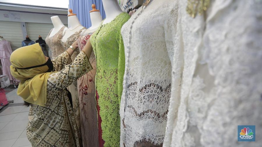 Luasnya Penyebaran Virus corona di Indonesia Termasuk Kota Jakarta sangat berpengaruh terhadap omzet pendapatan para tukang jahit gaun pengantin di Mayestik, Kebayoran Baru, Jakarta Selatan, Selasa (28/7/20). (վ/Tri Susilo)

Bukan tanpa alasan, sepinya pelanggan akibat aturan Pemerintah dengan merumahkan hampir seluruh ASN, kebijakan yang wewajibkan setiap warga harus tetap berdiam diri dirumah jika tidak ada keperluan penting di luar rumah.    

Serta rasa takut warga beraktivitas di luar rumah menjadi faktor omzet penjahit di Mayestik terus menurun.

Aris salah satu penjahit di Mayestik mengatakan, hampir 4 bulan terakhir ini omzet pendapatannya menurun drastis akibat adanya pandemi COVID-19 yang melanda seluruh dunia bahkan di Kota Jakarta sendiri.

Menurutnya, turunnya pendapatan para tukang jahit lantaran sepinya pelanggan yang datang akibat adanya pandemi ini.    

Aris mengatakan kebanyakan pelanggan yang dimiliki biasanya datang kalangan anak muda atau yang ungin menikah dengan mendesain baju pengantin yang di minginkan konsumen.

Namun dengan adanya peraturan pemerintah yang merumahkan hampir seluruh ASN dan kebijakan bagi warga untuk berdiam di rumah masing-masing secara langsung berdampak pada omzet penjualnnya.  

Aris mengaku, jika hari biasanya sebelum masuknya COVID-19 di Indonesia pendapatanya bisa mencapai Rp 30 juta hingga Rp 45 juta perbulan. Setelah masuknya COVID-19 pemasukan hanya 1,5 juta perbulan.

Pihak pengelola gedung berinisiatif memberikan keringanan berupa pembayaran ruko sewa sebedar 50% hingga waktu yang belum ditentukan. (վ/ Tri Susilo)