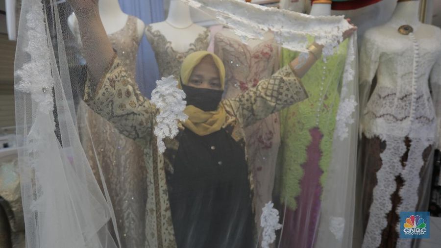 Luasnya Penyebaran Virus corona di Indonesia Termasuk Kota Jakarta sangat berpengaruh terhadap omzet pendapatan para tukang jahit gaun pengantin di Mayestik, Kebayoran Baru, Jakarta Selatan, Selasa (28/7/20). (²©²ÊÍøÕ¾/Tri Susilo)
Bukan tanpa alasan, sepinya pelanggan akibat aturan Pemerintah dengan merumahkan hampir seluruh ASN, kebijakan yang wewajibkan setiap warga harus tetap berdiam diri dirumah jika tidak ada keperluan penting di luar rumah.
Serta rasa takut warga beraktivitas di luar rumah menjadi faktor omzet penjahit di Mayestik terus menurun.
Aris salah satu penjahit di Mayestik mengatakan, hampir 4 bulan terakhir ini omzet pendapatannya menurun drastis akibat adanya pandemi COVID-19 yang melanda seluruh dunia bahkan di Kota Jakarta sendiri.
Menurutnya, turunnya pendapatan para tukang jahit lantaran sepinya pelanggan yang datang akibat adanya pandemi ini.
Aris mengatakan kebanyakan pelanggan yang dimiliki biasanya datang kalangan anak muda atau yang ungin menikah dengan mendesain baju pengantin yang di minginkan konsumen.
Namun dengan adanya peraturan pemerintah yang merumahkan hampir seluruh ASN dan kebijakan bagi warga untuk berdiam di rumah masing-masing secara langsung berdampak pada omzet penjualnnya.
Aris mengaku, jika hari biasanya sebelum masuknya COVID-19 di Indonesia pendapatanya bisa mencapai Rp 30 juta hingga Rp 45 juta perbulan. Setelah masuknya COVID-19 pemasukan hanya 1,5 juta perbulan.
Pihak pengelola gedung berinisiatif memberikan keringanan berupa pembayaran ruko sewa sebedar 50% hingga waktu yang belum ditentukan. (²©²ÊÍøÕ¾/ Tri Susilo)