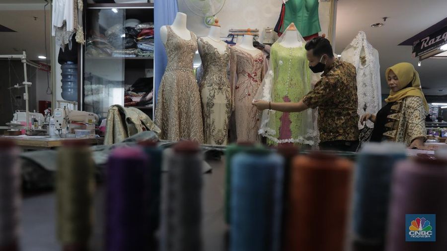 Luasnya Penyebaran Virus corona di Indonesia Termasuk Kota Jakarta sangat berpengaruh terhadap omzet pendapatan para tukang jahit gaun pengantin di Mayestik, Kebayoran Baru, Jakarta Selatan, Selasa (28/7/20). (վ/Tri Susilo)

Bukan tanpa alasan, sepinya pelanggan akibat aturan Pemerintah dengan merumahkan hampir seluruh ASN, kebijakan yang wewajibkan setiap warga harus tetap berdiam diri dirumah jika tidak ada keperluan penting di luar rumah.    

Serta rasa takut warga beraktivitas di luar rumah menjadi faktor omzet penjahit di Mayestik terus menurun.

Aris salah satu penjahit di Mayestik mengatakan, hampir 4 bulan terakhir ini omzet pendapatannya menurun drastis akibat adanya pandemi COVID-19 yang melanda seluruh dunia bahkan di Kota Jakarta sendiri.

Menurutnya, turunnya pendapatan para tukang jahit lantaran sepinya pelanggan yang datang akibat adanya pandemi ini.    

Aris mengatakan kebanyakan pelanggan yang dimiliki biasanya datang kalangan anak muda atau yang ungin menikah dengan mendesain baju pengantin yang di minginkan konsumen.

Namun dengan adanya peraturan pemerintah yang merumahkan hampir seluruh ASN dan kebijakan bagi warga untuk berdiam di rumah masing-masing secara langsung berdampak pada omzet penjualnnya.  

Aris mengaku, jika hari biasanya sebelum masuknya COVID-19 di Indonesia pendapatanya bisa mencapai Rp 30 juta hingga Rp 45 juta perbulan. Setelah masuknya COVID-19 pemasukan hanya 1,5 juta perbulan.

Pihak pengelola gedung berinisiatif memberikan keringanan berupa pembayaran ruko sewa sebedar 50% hingga waktu yang belum ditentukan. (վ/ Tri Susilo)