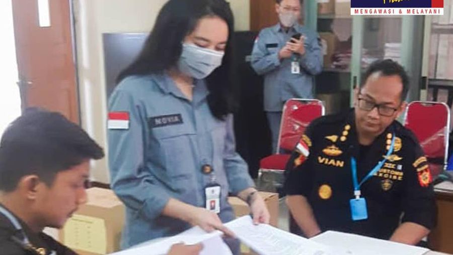 Penyerahan Barang Bukti dan Tersangka ke Kejaksaan Negeri Jakarta Timur atas hasil penyidikan tindak pidana kepabeanan. (Tangkapan Layar Instagram @bckanwiljakarta)