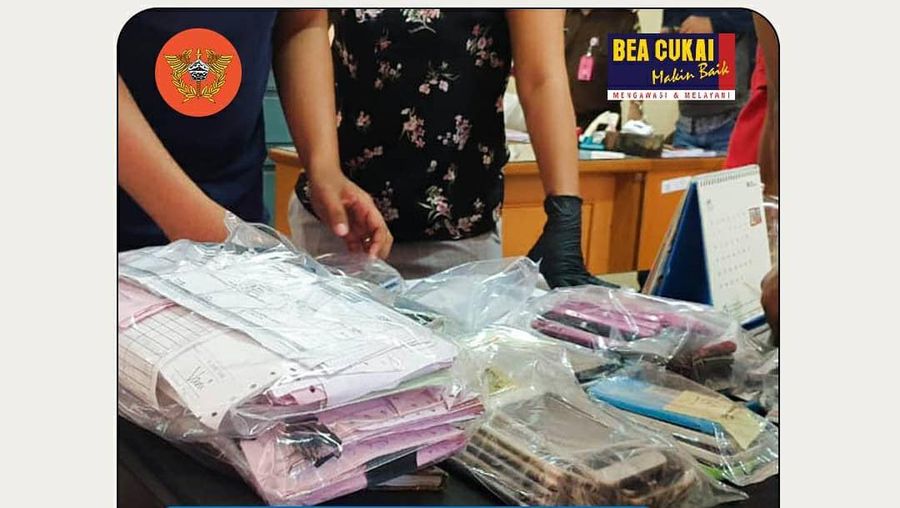 Penyerahan Barang Bukti dan Tersangka ke Kejaksaan Negeri Jakarta Timur atas hasil penyidikan tindak pidana kepabeanan. (Tangkapan Layar Instagram @bckanwiljakarta)