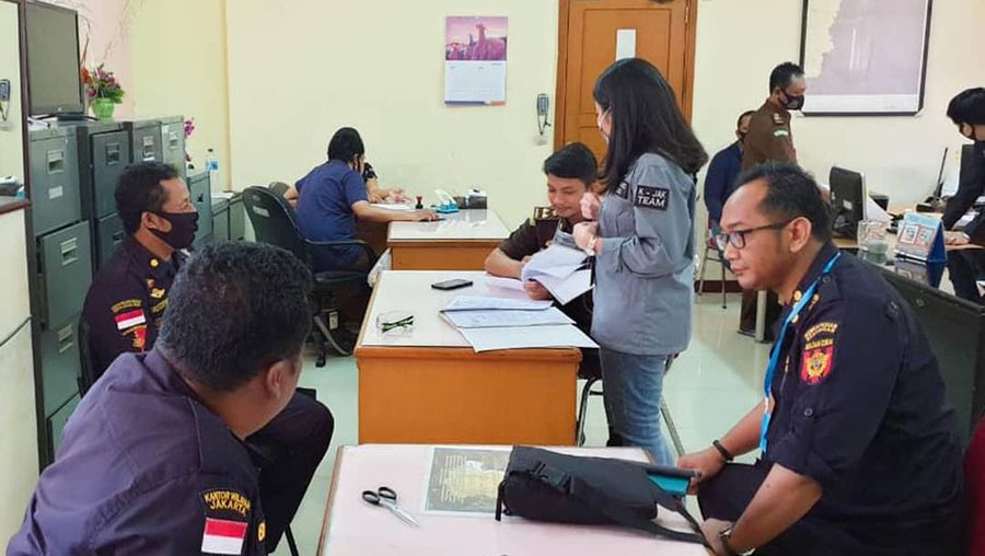 Penyerahan Barang Bukti dan Tersangka ke Kejaksaan Negeri Jakarta Timur atas hasil penyidikan tindak pidana kepabeanan. (Tangkapan Layar Instagram @bckanwiljakarta)